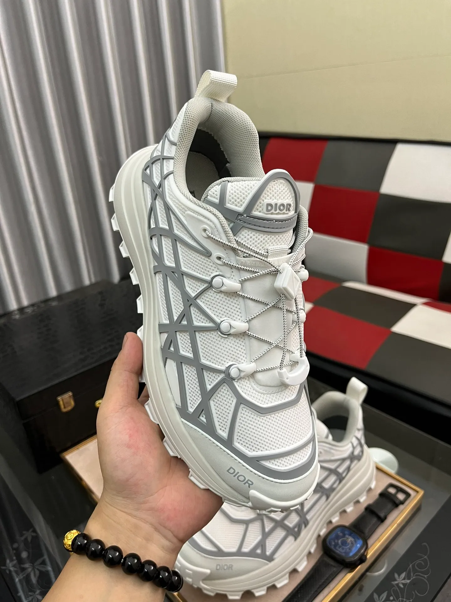 Ex-factory price 520⌚️⌚️B31 RUNNER sports shoes highlight the fashionable silhouette and are decorated with curved cannage pattern. They reinterpret the classic pattern in a structural style and enrich the Dior 2023 summer men's wear series. Meticulously crafted using the advanced craftsmanship of hiking shoes, it blends outdoor culture with Dior heritage. Code number 38-445⃣️Color optional
